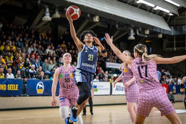 Basketball Berlin 07 04 2025 Season 2024 2025 Toyota Womens Basketball Bundesliga Playoff Semifinal Game 2 Alba Berlin Saarlouis Royals Deeshyra Thomas Alba, No 21 Gabija Meskonyte Saarlouis, No 17