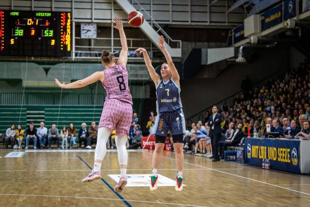 Basketball Berlin 07 04 2025 Season 2024 2025 Toyota Womens Basketball Bundesliga Playoff Semifinal Game 2 Alba Berlin Saarlouis Royals Leoni Kreyenfeld Alba, No 07 Roosa Lehtoranta Saarlouis, No 08