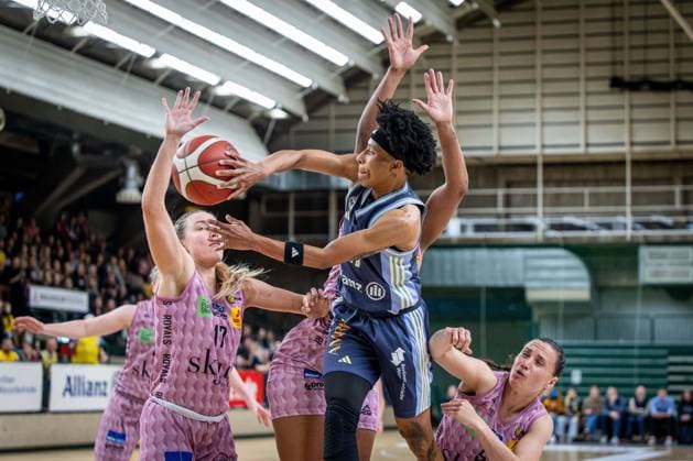 Basketball Berlin 07 04 2025 Season 2024 2025 Toyota Womens Basketball Bundesliga Playoff Semifinal Game 2 Alba Berlin Saarlouis Royals Deeshyra Thomas Alba, No 21 Gabija Meskonyte Saarlouis, No 17