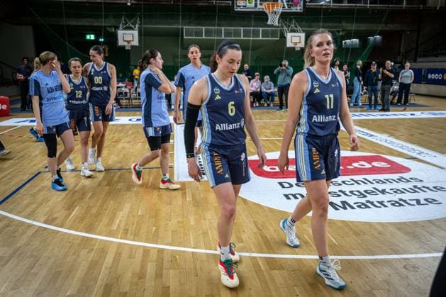 Basketball Berlin 07 04 2025 Season 2024 2025 Toyota Womens Basketball Bundesliga Playoff Semifinal Game 2 Alba Berlin Saarlouis Royals stunned Alba players Defeated Tessa Stammberger Alba, No 06 Nina Rosemeyer Alba, No 11