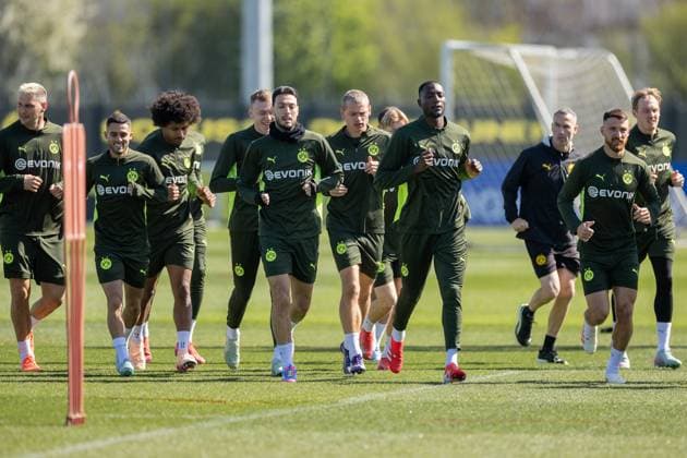08 04 2025, Final training session for the UEFA Champions League match between FC Barcelona and Borussia Dortmund, f l Niklas Süle Borussia Dortmund , Yan Couto Borussia Dortmund , Karim Adeyemi Borussia Dortmund , Ramy Bensebaini Borussia Dortmund , Julian Ryerson Borussia Dortmund , Serhou Guirassy Borussia Dortmund , Performance Manager Shad Forsythe Borussia Dortmund , Salih Özcan Borussia Dortmund , Julian Brandt Borussia Dortmund , Dortmund training ground Borussia Dortmund NRW Germany xRHR PHOTO DEx Copyright: DennisxEwert RHR-FOTOx RHR-FOTO DE