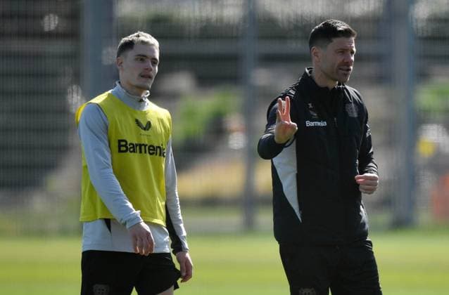 08 04 2025, xophax, Soccer Bayer 04 Leverkusen Soccer Bundesliga Bayer 04 Training Florian Wirtz back right coach Xabi Alonso DFL DFB REGULATIONS PROHIBIT ANY USE OF PHOTOGRAPHS as IMAGE SEQUENCES and or QUASI VIDEO Leverkusen