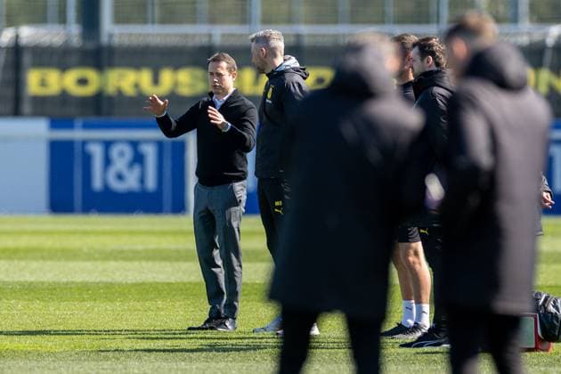 08 04 2025, Final training session for the UEFA Champions League match between FC Barcelona and Borussia Dortmund, f l Managing Director Sport Lars Ricken Borussia Dortmund talks to athletics trainer Mathias Kolodziej Borussia Dortmund , Dortmund Training ground Borussia Dortmund NRW Germany xRHR PHOTO DEx Copyright: DennisxEwert RHR-FOTOx RHR-FOTO DE
