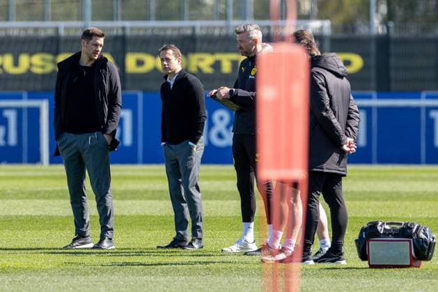08 04 2025, Final training session for the UEFA Champions League match between FC Barcelona and Borussia Dortmund, f l Sports Director Sebastian Kehl Borussia Dortmund talks to Managing Director Sport Lars Ricken Borussia Dortmund , Dortmund Training ground Borussia Dortmund NRW Germany xRHR PHOTO DEx Copyright: DennisxEwert RHR-FOTOx RHR-FOTO DE