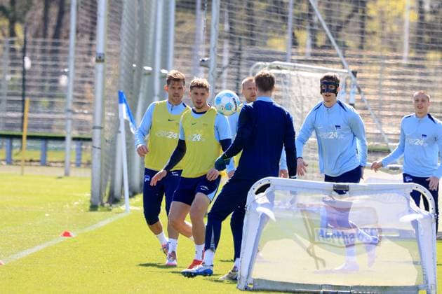 DEU, DFL, 2 FBL Hertha BSC, Training, 08 04 2025, Sportforum, Berlin, DEU, DFL, 2 FBL Hertha BSC, Training, in the picture Marton Dardai Hertha BSC Berlin 31 , Florian Niederlechner Hertha BSC Berlin 7 , Oliver Roelke Hertha BSC Berlin 40 DFL regulations prohibit any use of Photographs as image sequences and or quasi video Foto Juergen Engler nordphoto GmbH nordphotoxGmbHx xEngler nph00076