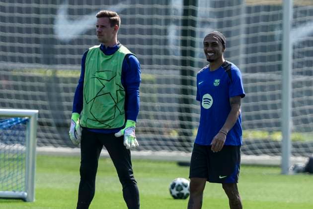 April 8, 2025, Sant Joan Despi, Barcelona, SPAIN: Marc-Andre ter Stegen and Raphinha Dias Belloli during the training day of FC Barcelona, Barca ahead UEFA Champions League, football match against Borussia Dortmund at Ciudad Esportiva Joan Gamper on April 08, 2025 in Sant Joan Despi, Barcelona, Spain. Sant Joan Despi SPAIN - ZUMAa181 20250408_zaa_a181_024 Copyright: xJavierxBorregox