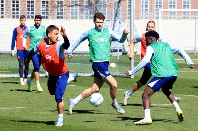 DEU, DFL, 2 FBL Hertha BSC, Training, 08 04 2025, Sportforum, Berlin, DEU, DFL, 2 FBL Hertha BSC, Training, im Bild Michal Karbownik Hertha BSC Berlin 33 , Linus Gechter Hertha BSC Berlin 44 , Derry Scherhant Hertha BSC Berlin 39 , Boris Lum Hertha BSC Berlin 21 DFL regulations prohibit any use of Photographs as image sequences and or quasi video Foto Juergen Engler nordphoto GmbH nordphotoxGmbHx xEngler nph00076