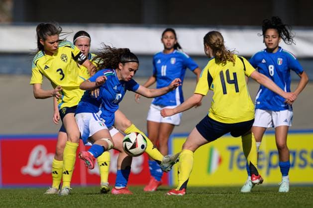 250408 Giada Pellegrino Cim of Italy against Bella Andersson and Hannah Sjödahl of Sweden during the UEFA Women s Under 19 Euro Qualifier football match between Italy and Sweden on April 8, 2025 in Forli Photo Cristiano Mazzi BILDBYRAN code XY XY0057 fotboll football soccer fotball f19 landslag em kval euro qualifier italy sverige sweden dam bbeng  Copyright: CRISTIANOxMAZZI BB250408BB562