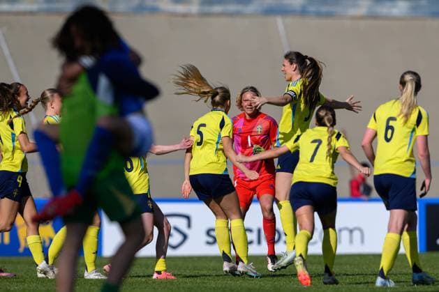 250408 Smilla Holmberg, goalkeeper Saga Andersson and Bella Andersson of Sweden celebrate after the UEFA Women s Under 19 Euro Qualifier football match between Italy and Sweden on April 8, 2025 in Forli Photo Cristiano Mazzi BILDBYRAN kod XY XY0057 fotboll football soccer fotball f19 landslag em kval euro qualifier italy sverige sweden dam bbeng jubel  Copyright: CRISTIANOxMAZZI BB250408BB578