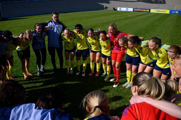250408 Players of Sweden celebrate after the UEFA Women s Under 19 Euro Qualifier football match between Italy and Sweden on April 8, 2025 in Forli Photo Cristiano Mazzi BILDBYRAN code XY XY0057 fotboll football soccer fotball f19 landslag em kval euro qualifier italy sverige sweden dam bbeng jubel  Copyright: CRISTIANOxMAZZI BB250408BB586