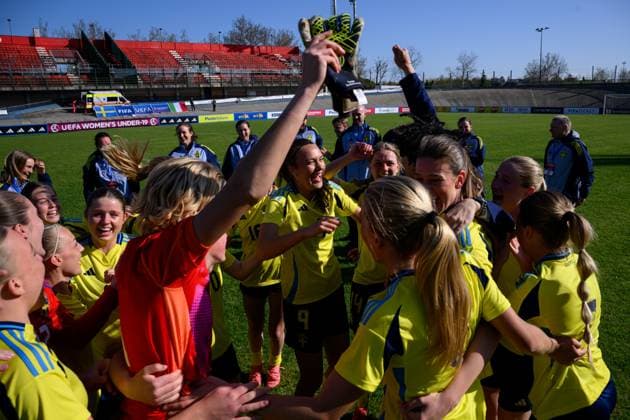 250408 Players of Sweden celebrate after the UEFA Women s Under 19 Euro Qualifier football match between Italy and Sweden on April 8, 2025 in Forli Photo Cristiano Mazzi BILDBYRAN code XY XY0057 fotboll football soccer fotball f19 landslag em kval euro qualifier italy sverige sweden dam bbeng jubel  Copyright: CRISTIANOxMAZZI BB250408BB587