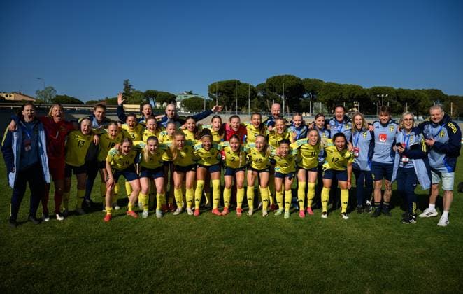 250408 Players and staff of Sweden celebrate after the UEFA Women s Under 19 Euro Qualifier football match between Italy and Sweden on April 8, 2025 in Forli Photo Cristiano Mazzi BILDBYRAN code XY XY0057 fotboll football soccer fotball f19 landslag em kval euro qualifier italy sverige sweden dam bbeng jubel  Copyright: CRISTIANOxMAZZI BB250408BB597