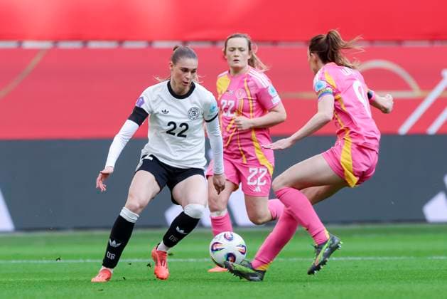 Jule Brand Germany and Caroline Weir Scotland battle for the ball, UEFA Women s Nations League 2024 25 Grp A1 MD4, Germany and Scotland, VfL Wolfsburg Arena on April 08, 2025 in Wolfsburg, Germany Photo by Marco Steinbrenner DeFodi Images Jule Brand Germany and Caroline Weir Scotland battle for the ball, UEFA Women s Nations League 2024 25 Grp A1 MD4, Germany and Scotland, VfL Wolfsburg Arena, April 8, 2025 in Wolfsburg, Germany Photo by Marco Steinbrenner DeFodi Images
