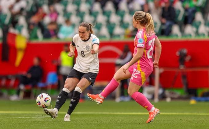 GER, Wolfsburg, Germany vs Scotland, International match, Football, DFB, Season 2024 2025, Volkswagen Arena, Nations League, 4 Matchday in picture v l Sydney Lohmann Germany 8 , Erin Cuthbert Scotland 22 DFB DFL REGULATIONS PROHIBIT ANY USE OF PHOTOGRAPHS AS IMAGE SEQUENCES AND OR QUASI VIDEO, 08 04 2025, Copyright: HMBxMedia HendrikxHamelau