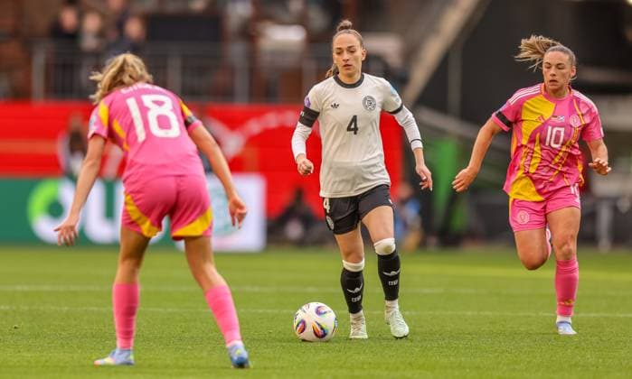 GER, Wolfsburg, Germany vs Scotland, International match, Football, DFB, Season 2024 2025, Volkswagen Arena, Nations League, 4 Matchday in picture v l Claire Emslie Scotland 18 , Sophia Kleinherne Germany 4 DFB DFL REGULATIONS PROHIBIT ANY USE OF PHOTOGRAPHS AS IMAGE SEQUENCES AND OR QUASI VIDEO, 08 04 2025, Copyright: HMBxMedia HendrikxHamelau