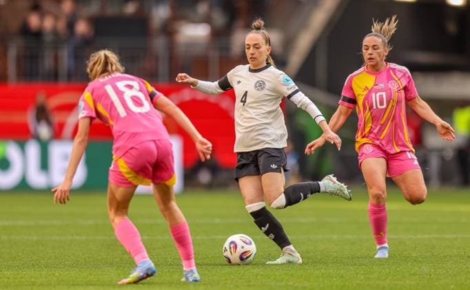 GER, Wolfsburg, Germany vs Scotland, International match, Football, DFB, Season 2024 2025, Volkswagen Arena, Nations League, 4 Matchday in picture v l Claire Emslie Scotland 18 , Sophia Kleinherne Germany 4 DFB DFL REGULATIONS PROHIBIT ANY USE OF PHOTOGRAPHS AS IMAGE SEQUENCES AND OR QUASI VIDEO, 08 04 2025, Copyright: HMBxMedia HendrikxHamelau