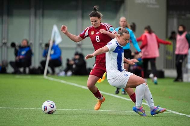 Viktoria Szabo of Hungary and Oona Sevenius of Finland during the UEFA WomenÂ s Nations League match between Finland and Hungary at the Tammela Stadion on 8th April 2025 in Tampere, Finland. (Kalle Parkkinen Newspix24)  Copyright: xKALLExPARKKINENx _KP95947