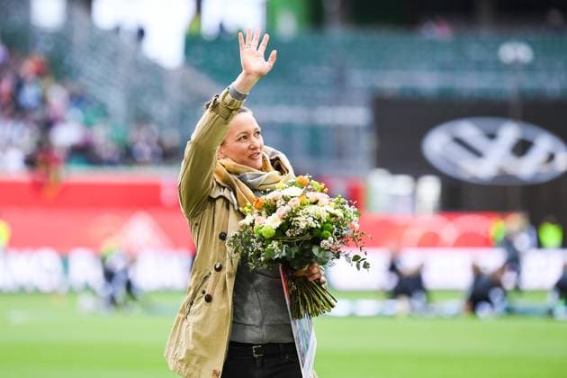 Soccer I Women I Season 2024 2025 I International match I Germany Scotland I 08 04 2025 Almuth Schult holds a large bouquet of flowers and waves goodbye with her hand raised Crop, close-up, portrait, portrait, single photo, single image, body Wolfsburg Volkswagen Arena Niedersachsen Germany Copyright: xLobeca InesxHähnelx