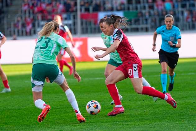 UEFA Women s Nations League Denmark Italy Italyys Julie Piga, left, and Denmarks Janni Thomsen during the UEFA Women s Nations League match between Denmark and Italy at MCH Arena in Herning on Tuesday, April 8, 2025 Photo Bo Amstrup Scanpix 2025 , Herning Denmark  Copyright: BoxAmstrupx spdk20250408-180456-L