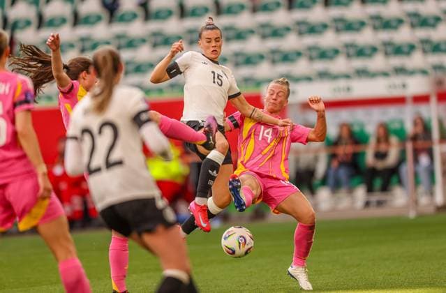 GER, Wolfsburg, Germany vs Scotland, international match, football, DFB, 2024 2025 season, Volkswagen Arena, Nations League, matchday 4 in the picture v l Selina Cerci Germany 25 vs Rachel McLauchlan Scotland 14 in the Scotland penalty area DFB DFL REGULATIONS PROHIBIT ANY USE OF PHOTOGRAPHS AS IMAGE SEQUENCES AND OR QUASI VIDEO, 08 04 2025, Copyright: HMBxMedia HendrikxHamelau
