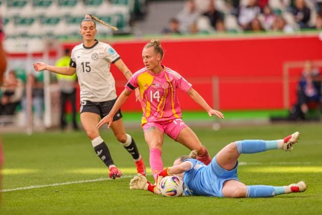 GER, Wolfsburg, Germany vs Scotland, International match, Football, DFB, Season 2024 2025, Volkswagen Arena, Nations League, 4 Matchday in picture f l Jenna Clark Scotland 15 , Rachel McLauchlan Scotland 14 DFB DFL REGULATIONS PROHIBIT ANY USE OF PHOTOGRAPHS AS IMAGE SEQUENCES AND OR QUASI VIDEO, 08 04 2025, Copyright: HMBxMedia HendrikxHamelau