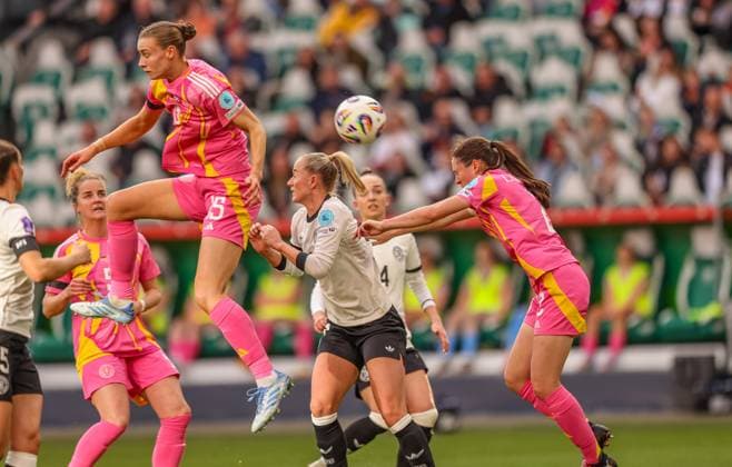 GER, Wolfsburg, Germany vs Scotland, International match, Football, DFB, Season 2024 2025, Volkswagen Arena, Nations League, 4 Matchday in picture f l Jenna Clark Scotland 15 , Lea Schüller Germany 11 DFB DFL REGULATIONS PROHIBIT ANY USE OF PHOTOGRAPHS AS IMAGE SEQUENCES AND OR QUASI VIDEO, 08 04 2025, Copyright: HMBxMedia HendrikxHamelau