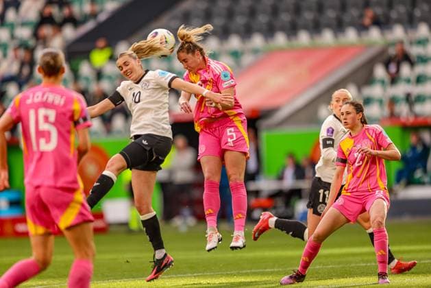 GER, Wolfsburg, Germany vs Scotland, International match, Football, DFB, Season 2024 2025, Volkswagen Arena, Nations League, 4 Matchday in picture v l Laura Freigang Germany 10 , Leah Eddie Scotland 5 DFB DFL REGULATIONS PROHIBIT ANY USE OF PHOTOGRAPHS AS IMAGE SEQUENCES AND OR QUASI VIDEO, 08 04 2025, Copyright: HMBxMedia HendrikxHamelau