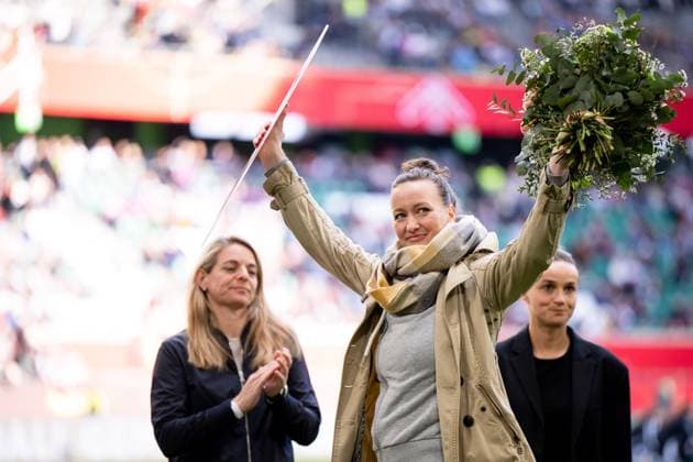 Almuth Schult Germany, former national player is bid farewell to the end of her career, behind her Nia Kuenzer Germany, sports director , GER, Germany vs Scotland, womens national football team, UEFA Womens Nations League, Liga A, match day 4, 2024 2025 season, 08 04 2025 GER, Germany vs Scotland, womens national football team, UEFA Womens Nations League, Liga A, match day 4, 2024 2025 season, 08 04 2025 Wolfsburg Copyright: xEibner-Pressefoto Memmlerx EP_MMR