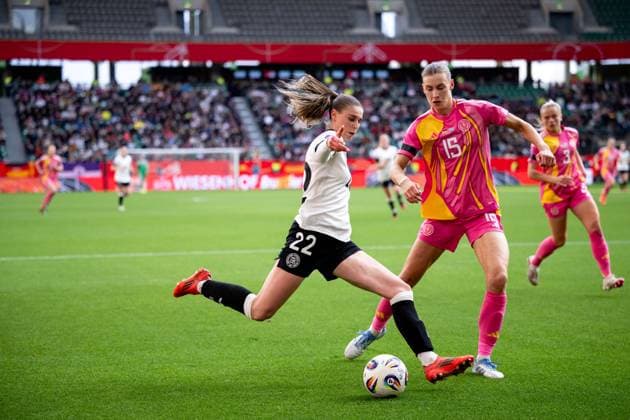 Jule Brand Germany, 22 in duel with Jenna Clark Scotland, 15 , GER, Germany vs Scotland, womens national football team, UEFA Womens Nations League, Liga A, match day 4, 2024 2025 season, 08 04 2025 GER, Germany vs Scotland, womens national football team, UEFA Womens Nations League, Liga A, match day 4, 2024 2025 season, 08 04 2025 Wolfsburg Copyright: xEibner-Pressefoto Memmlerx EP_MMR