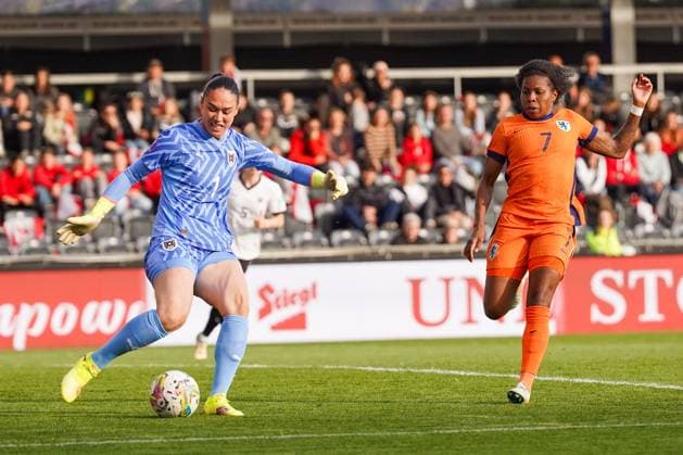 UEFA Women s Nations League 2024 2025, League A, Group 1 08 04 2025, Matchday 4 Austria vs Netherlands CASHPOINT Arena Altach, Austria Manuela Zinsberger Austria , Lineth Beerensteyn Netherlands Copyright: xLukaxKolanovicx