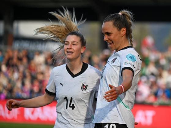 WOMEN SOCCER - NL, AUT vs NED ALTACH,AUSTRIA,08.APR.25 - WOMEN SOCCER - UEFA Women s Nations League, OEFB international match, Länderspiel, Nationalmannschaft Austria vs Netherlands. Image shows the rejoicing of Marie-Therese Hoebinger and Viktoria Pinther (AUT).  GEPAxpictures xOliverxLerch
