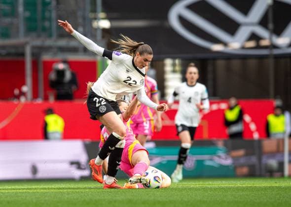 Soccer, Women, Season 2024 25, UEFA Nations League League A, Group 1, Matchday 4 in Wolfsburg, Germany Scotland, v l Jule Brand Germany , Erin Cuthbert Scotland , 08 04 2025, Copyright: xSebastianxRäppold MatthiasxKochx