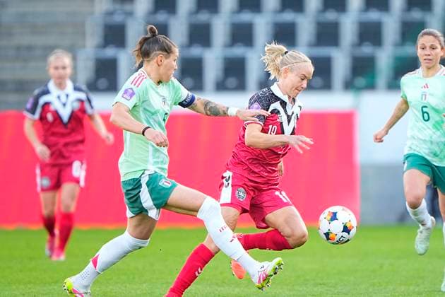 UEFA Women s Nations League Denmark Italy Italy Italy s Elena Linari and Denmarks Pernille Harder during the UEFA Women s Nations League match between Denmark and Italy at MCH Arena in Herning on Tuesday, April 8, 2025 Photo Bo Amstrup Scanpix 2025 , Herning Denmark  Copyright: BoxAmstrupx spdk20250408-181204-L