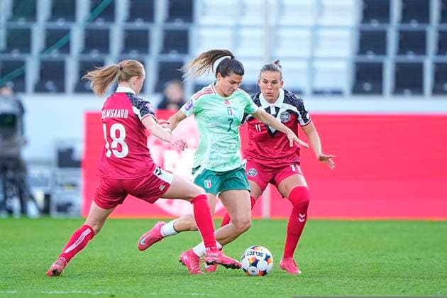 UEFA Women s Nations League Denmark Italy Italy Italy s Sofia Cantore between Denmarks Sara Holmgaard and Katrine Veje during the UEFA Women s Nations League match between Denmark and Italy at MCH Arena in Herning on Tuesday, April 8, 2025 Photo Bo Amstrup Scanpix 2025 , Herning Denmark  Copyright: BoxAmstrupx spdk20250408-182410-L