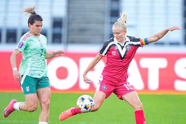 UEFA Women s Nations League Denmark Italy Italy Italy s Sofia Cantore, left, and Denmarks Pernille Harder during the UEFA Women s Nations League match between Denmark and Italy at MCH Arena in Herning on Tuesday, April 8, 2025 Photo Bo Amstrup Scanpix 2025 , Herning Denmark  Copyright: BoxAmstrupx spdk20250408-182317-L