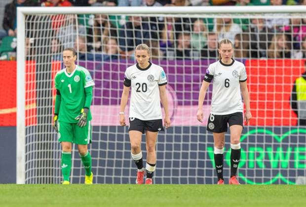 Soccer, Women, Season 2024 25, UEFA Nations League League A, Group 1, Matchday 4 in Wolfsburg, Germany Scotland, f l Goalkeeper Ann Katrin Berger Germany , Elisa Senß Germany , Janina Minge Germany , Disappointment after conceding the 0 1 goal, 08 04 2025, Copyright: xSebastianxRäppold MatthiasxKochx
