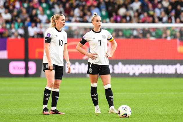 Soccer I Women I 2024 2025 season I International match I Germany Scotland I 08 04 2025 Match scene Laura Freigang 10, Germany and Giulia Gwinn 7, Germany stand together ready for the free kick Wolfsburg Volkswagen Arena Lower Saxony Germany Copyright: xLobeca InesxHähnelx