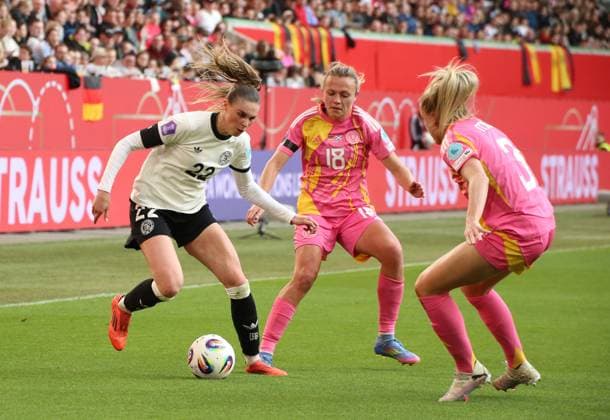 08 04 2025, xgrfx, Football UEFA Women s Nations League, Germany Women Scotland Women v l Jule Brand German Women s National Team , Claire Emslie, Amy Muir Scotland DFL DFB DFB REGULATIONS PROHIBIT ANY USE OF PHOTOGRAPHS as IMAGE SEQUENCES and or QUASI VIDEO Wolfsburg