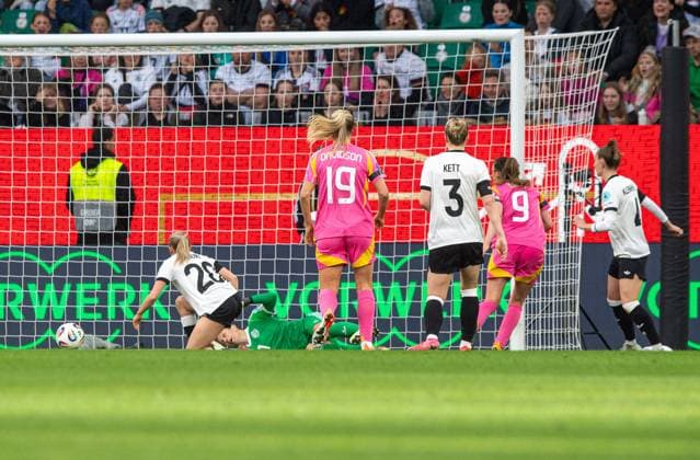 Soccer, Women, 2024 25 season, UEFA Nations League League A, Group 1, matchday 4 in Wolfsburg, Germany Scotland, Caroline Weir Scotland scores the goal to 0 1 against Elisa Senß Germany , goalkeeper Ann Katrin Berger Germany , Franziska Kett Germany and Sophia Kleinherne Germany , 08 04 2025, Copyright: xSebastianxRäppold MatthiasxKochx