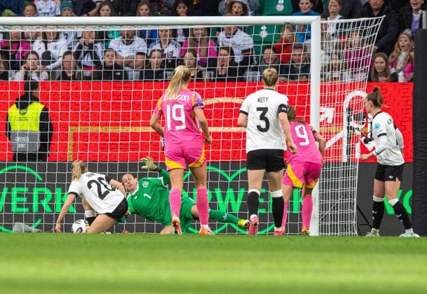 Soccer, Women, 2024 25 season, UEFA Nations League League A, Group 1, matchday 4 in Wolfsburg, Germany Scotland, Caroline Weir Scotland scores the goal to 0 1 against Elisa Senß Germany , goalkeeper Ann Katrin Berger Germany , Franziska Kett Germany and Sophia Kleinherne Germany , 08 04 2025, Copyright: xSebastianxRäppold MatthiasxKochx