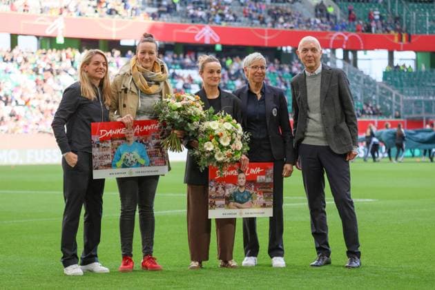 Wolfsburg, Germany 08 April 2025 UEFA Nations League Women 2025 Germany vs Scotland In the picture from left the second Almuth Schult Germany and Lina Magull Germany are bid farewell from the national team in Wolfsburg Volkswagen Arena Niedersachsen Copyright: xFotostandx xFantinix