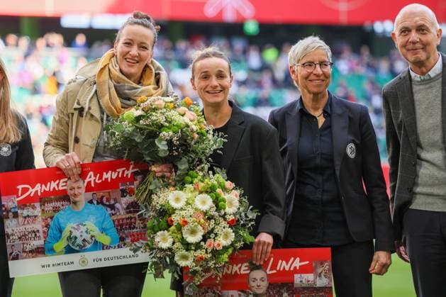 Wolfsburg, Germany 08 April 2025 UEFA Nations League Women 2025 Germany vs Scotland Pictured from left Almuth Schult Germany and Lina Magull Germany bid farewell to the national team in Wolfsburg Volkswagen Arena Niedersachsen Copyright: xFotostandx xFantinix
