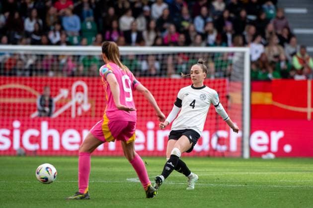 Sophia Kleinherne Germany, 04 on the ball, before Caroline Weir Scotland, 09 , GER, Germany vs Scotland, Womens national football team, UEFA Womens Nations League, League A, Matchday 4, 2024 2025 season, 08 04 2025 GER, Germany vs Scotland, Womens national football team, UEFA Womens Nations League, League A, Matchday 4, 2024 2025 season, 08 04 2025 Wolfsburg Copyright: xEibner-Pressefoto Memmlerx EP_MMR