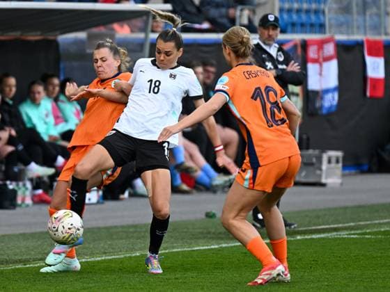 WOMEN SOCCER - NL, AUT vs NED ALTACH,AUSTRIA,08.APR.25 - WOMEN SOCCER - UEFA Women s Nations League, OEFB international match, Länderspiel, Nationalmannschaft Austria vs Netherlands. Image shows Victoria Pelova (NED), Julia Hickelsberger (AUT), Kerstin Casparij (NED) and head coach Alexander Schriebl (AUT).  GEPAxpictures xOliverxLerch