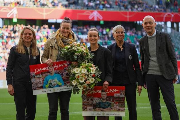 Wolfsburg, Germany 08 April 2025 UEFA Nations League Women 2025 Germany vs Scotland In the picture from left the second Almuth Schult Germany and Lina Magull Germany are bid farewell from the national team in Wolfsburg Volkswagen Arena Niedersachsen Copyright: xFotostandx xFantinix