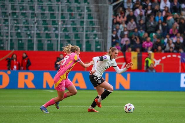 Wolfsburg, Germany 08 April 2025 UEFA Nations League Women 2025 Germany vs Scotland Pictured from left in a duel Claire Emslie Scotland and Jule Brand Germany Volkswagen Arena Niedersachsen Copyright: xFotostandx xFantinix