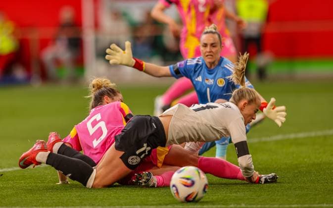 GER, Wolfsburg, Germany vs Scotland, International match, Football, DFB, Season 2024 2025, Volkswagen Arena, Nations League, 4 Matchday in picture f l Lea Schüller Germany 11 in duel in penalty area with Leah Eddie Scotland 5 DFB DFL REGULATIONS PROHIBIT ANY USE OF PHOTOGRAPHS AS IMAGE SEQUENCES AND OR QUASI VIDEO, 08 04 2025, Copyright: HMBxMedia HendrikxHamelau