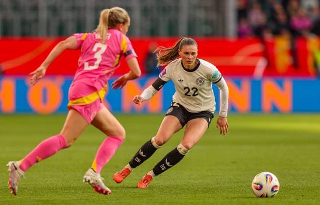 GER, Wolfsburg, Germany vs Scotland, International match, Football, DFB, Season 2024 2025, Volkswagen Arena, Nations League, 4 Matchday in picture v l Amy Muir Scotland 3 , Jule Brand Germany 22 DFB DFL REGULATIONS PROHIBIT ANY USE OF PHOTOGRAPHS AS IMAGE SEQUENCES AND OR QUASI VIDEO, 08 04 2025, Copyright: HMBxMedia HendrikxHamelau