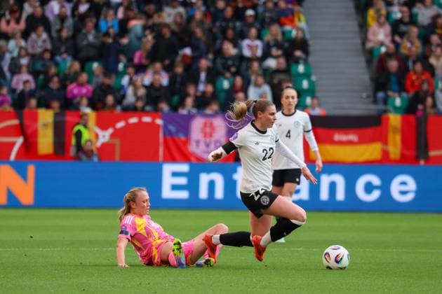 Wolfsburg, Germany 08 April 2025 UEFA Nations League Women 2025 Germany vs Scotland Pictured from left Claire Emslie Scotland fouls Jule Brand Germany Volkswagen Arena Niedersachsen Copyright: xFotostandx xFantinix