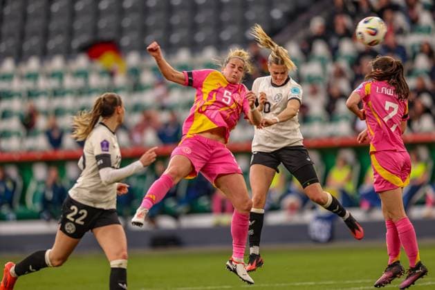 GER, Wolfsburg, Germany vs Scotland, International match, Football, DFB, Season 2024 2025, Volkswagen Arena, Nations League, 4 Matchday in picture v l Leah Eddie Scotland 5 , Laura Freigang Germany 10 DFB DFL REGULATIONS PROHIBIT ANY USE OF PHOTOGRAPHS AS IMAGE SEQUENCES AND OR QUASI VIDEO, 08 04 2025, Copyright: HMBxMedia HendrikxHamelau